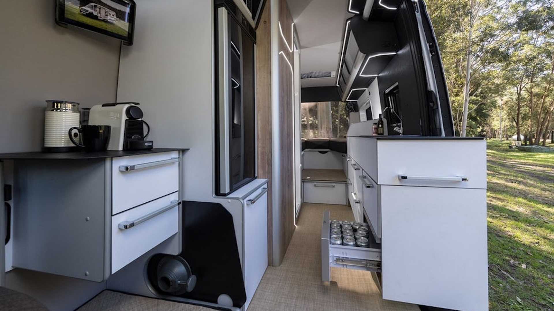 Дом на колесах с гаражом для мотоцикла