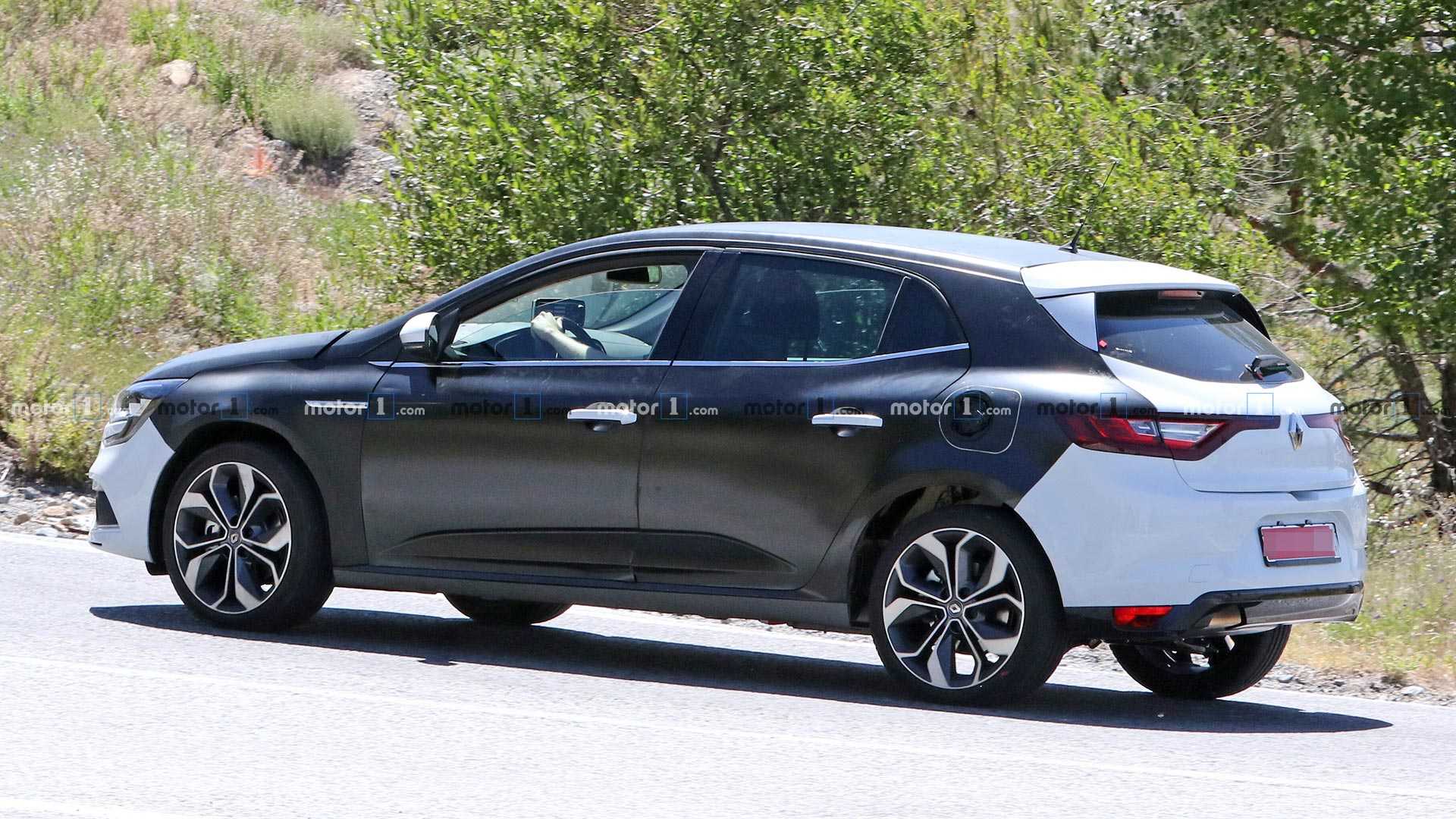 Formacar Caught On Camera Renault Megane Phev Spotted