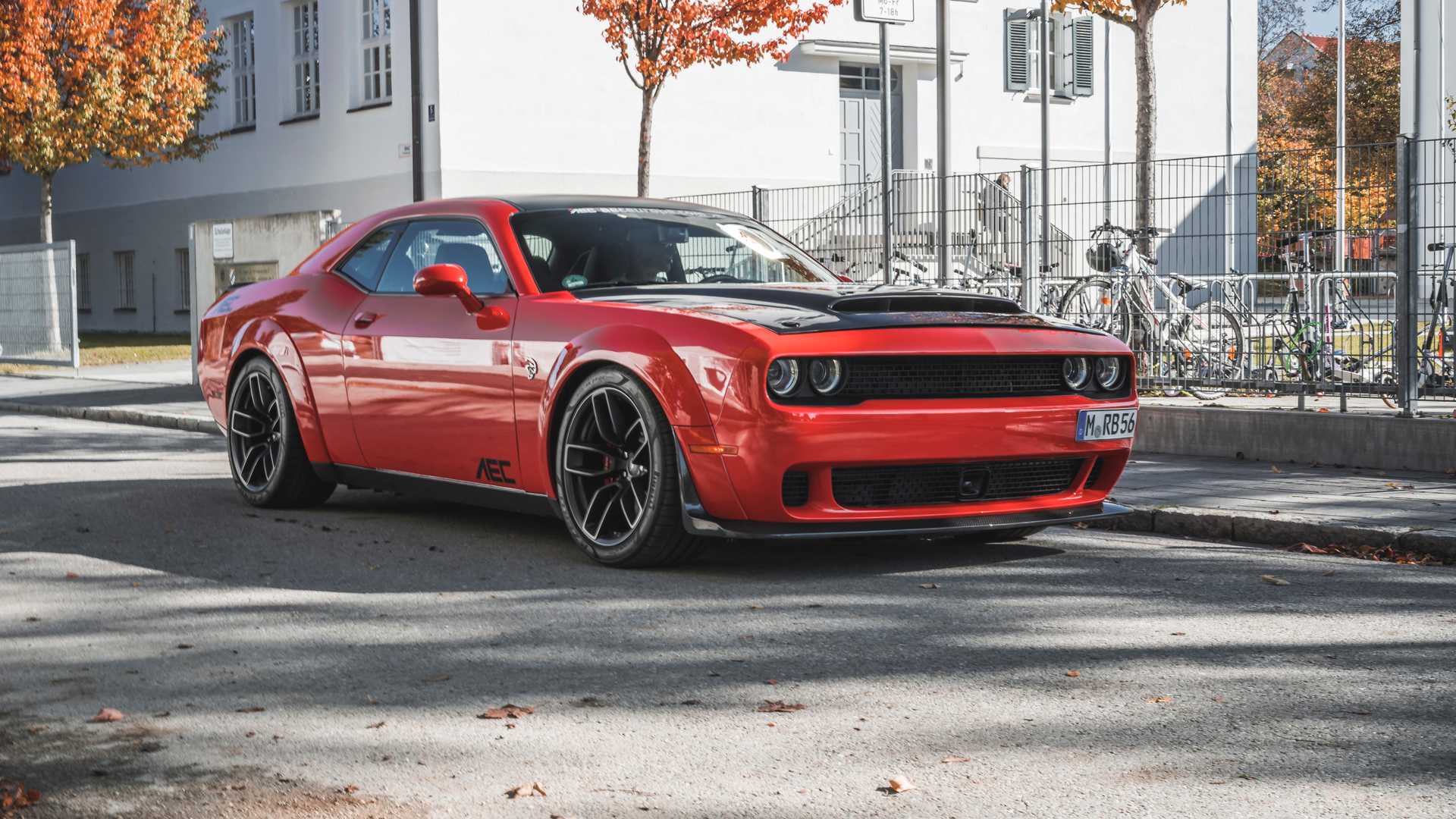 Видео: разгон 900-сильного Dodge Challenger SRT Hellcat XR.