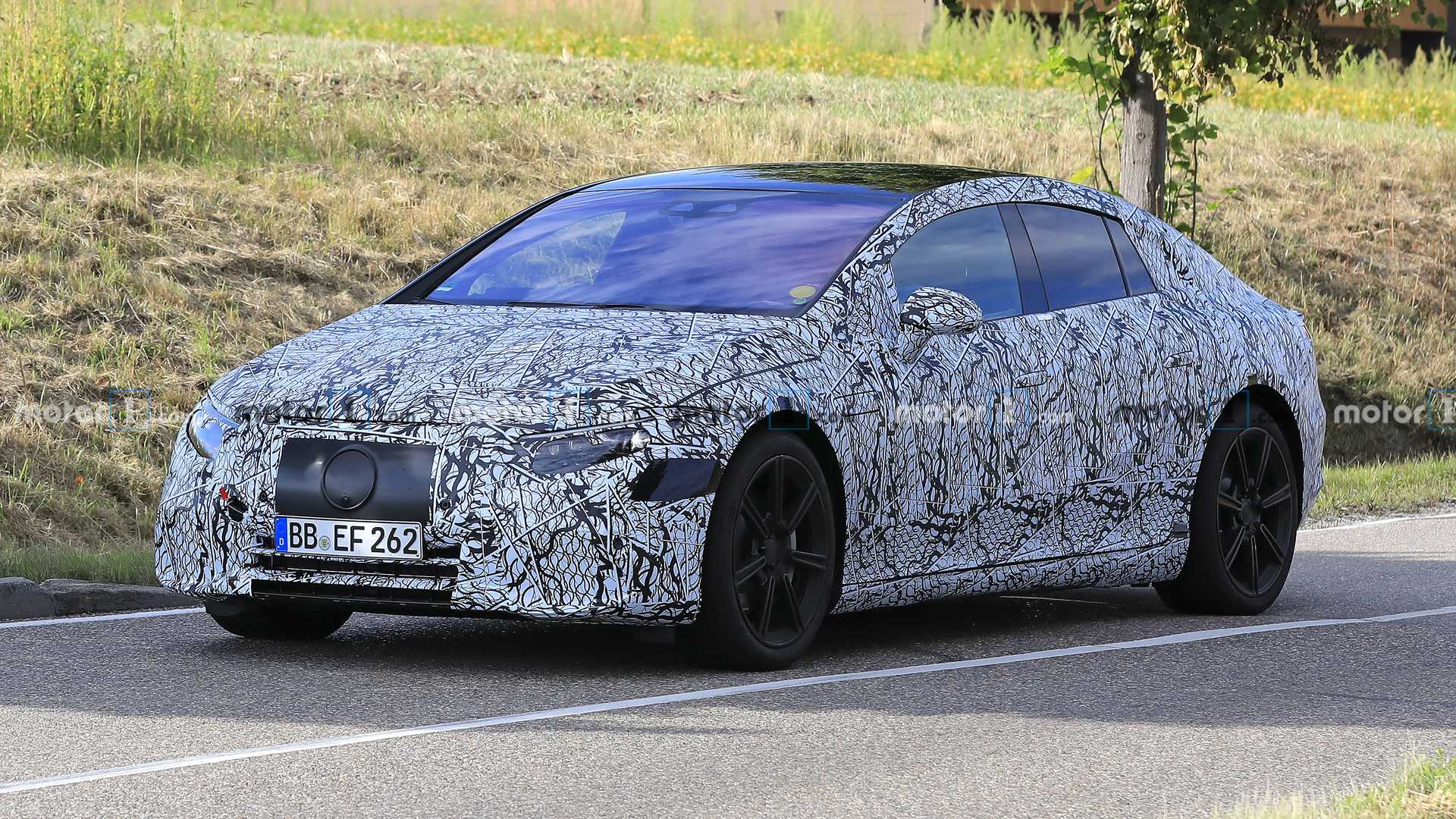 Mercedes-Benz EQS — на улице